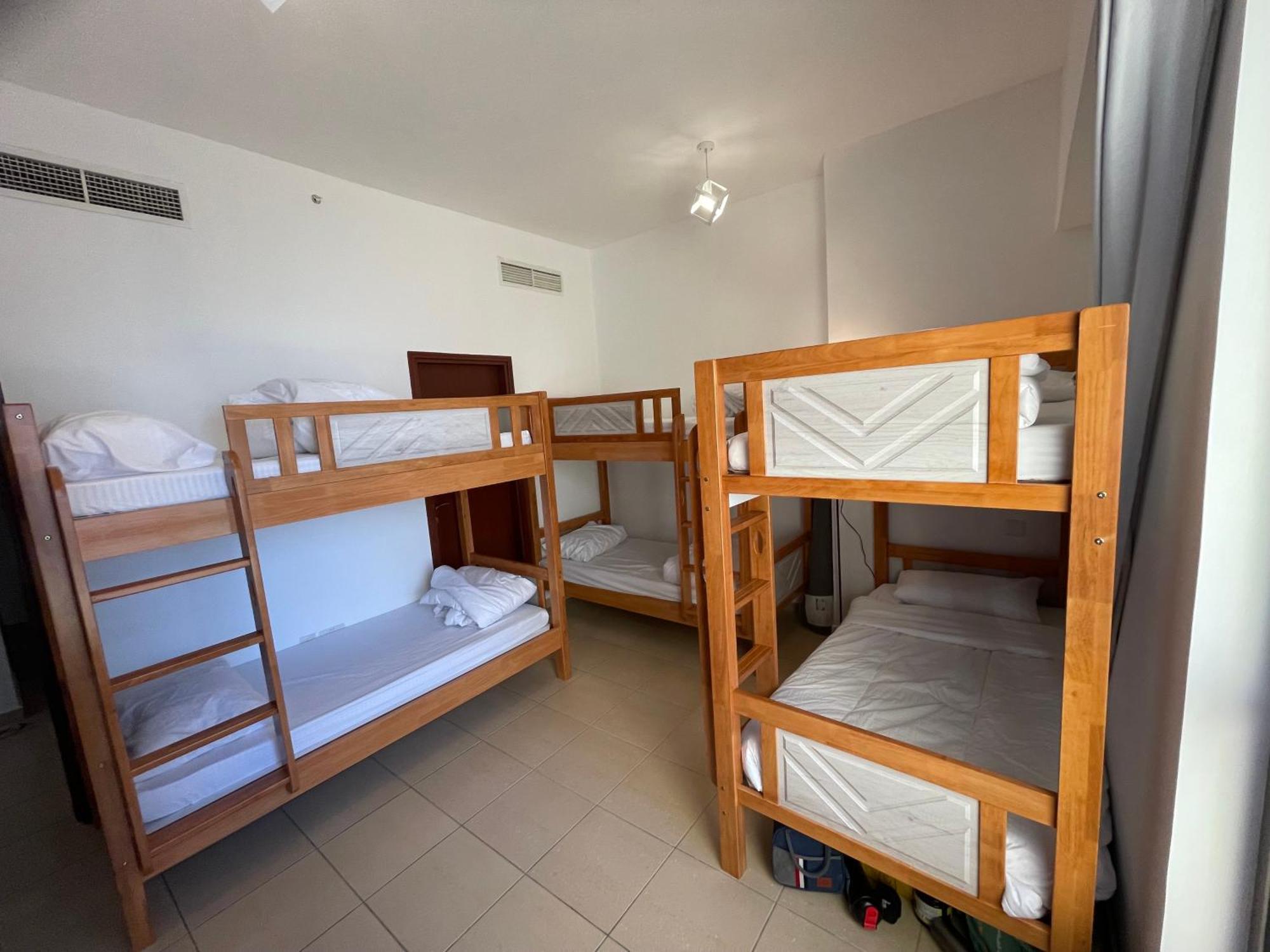 Seaview Beach Hostel Jbr - Walk To Beach - Gym - Pool - Metro Station Дубай Екстериор снимка