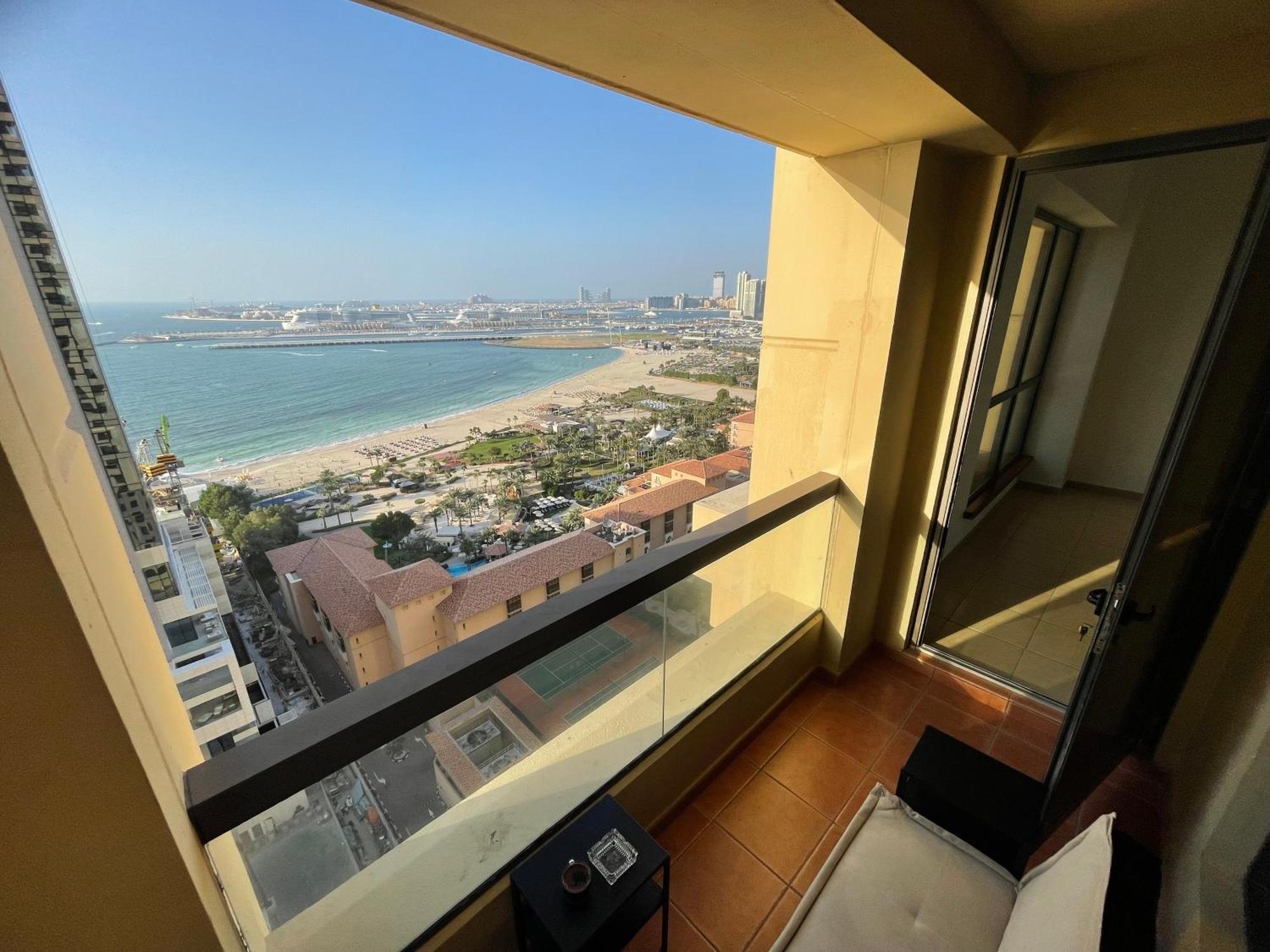 Seaview Beach Hostel Jbr - Walk To Beach - Gym - Pool - Metro Station Дубай Екстериор снимка