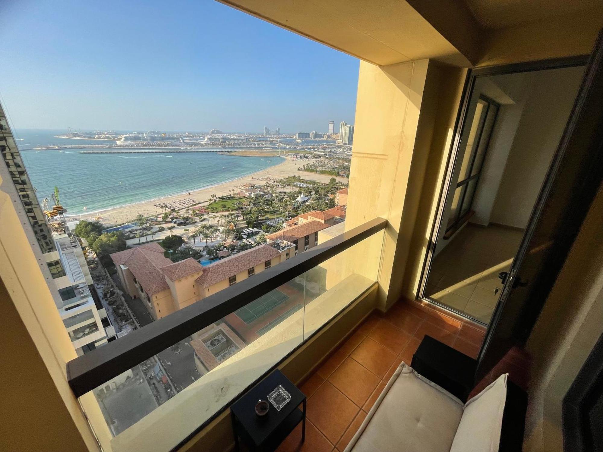 Seaview Beach Hostel Jbr - Walk To Beach - Gym - Pool - Metro Station Дубай Екстериор снимка