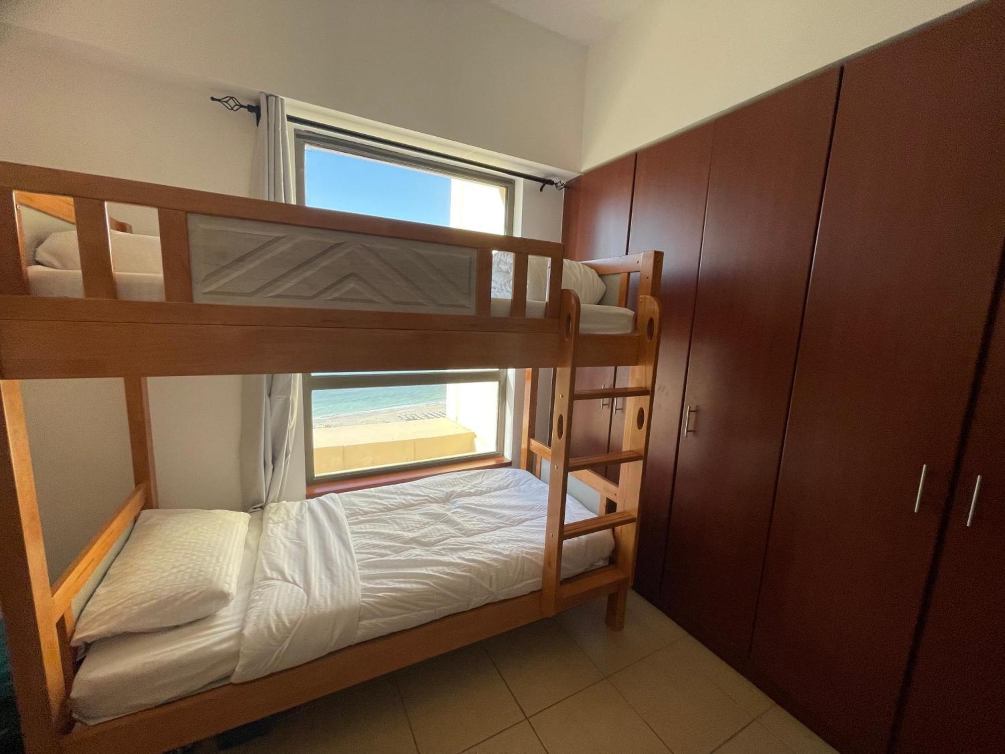 Seaview Beach Hostel Jbr - Walk To Beach - Gym - Pool - Metro Station Дубай Екстериор снимка