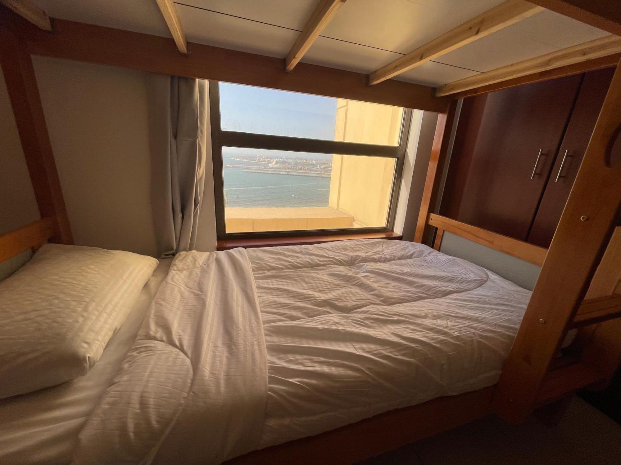 Seaview Beach Hostel Jbr - Walk To Beach - Gym - Pool - Metro Station Дубай Екстериор снимка