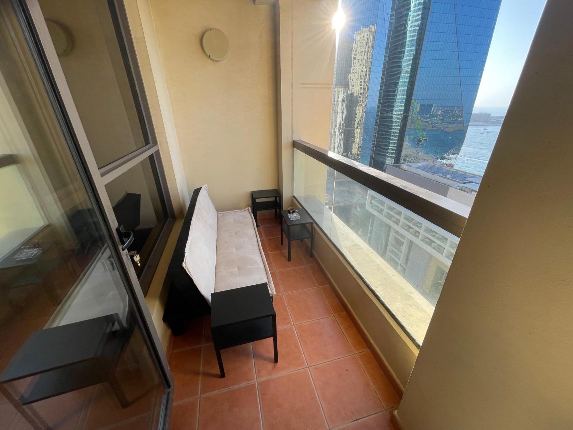 Seaview Beach Hostel Jbr - Walk To Beach - Gym - Pool - Metro Station Дубай Екстериор снимка