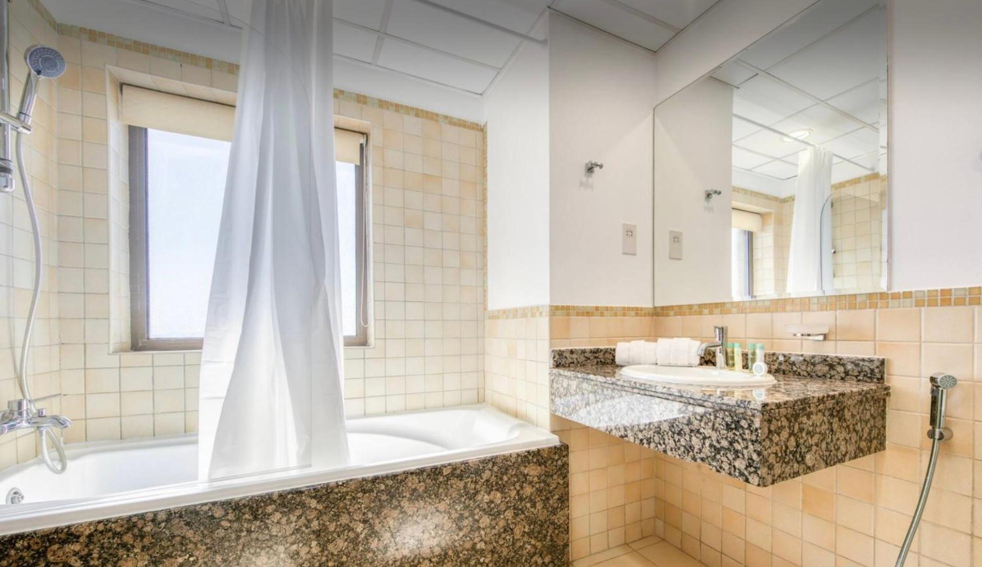 Seaview Beach Hostel Jbr - Walk To Beach - Gym - Pool - Metro Station Дубай Екстериор снимка